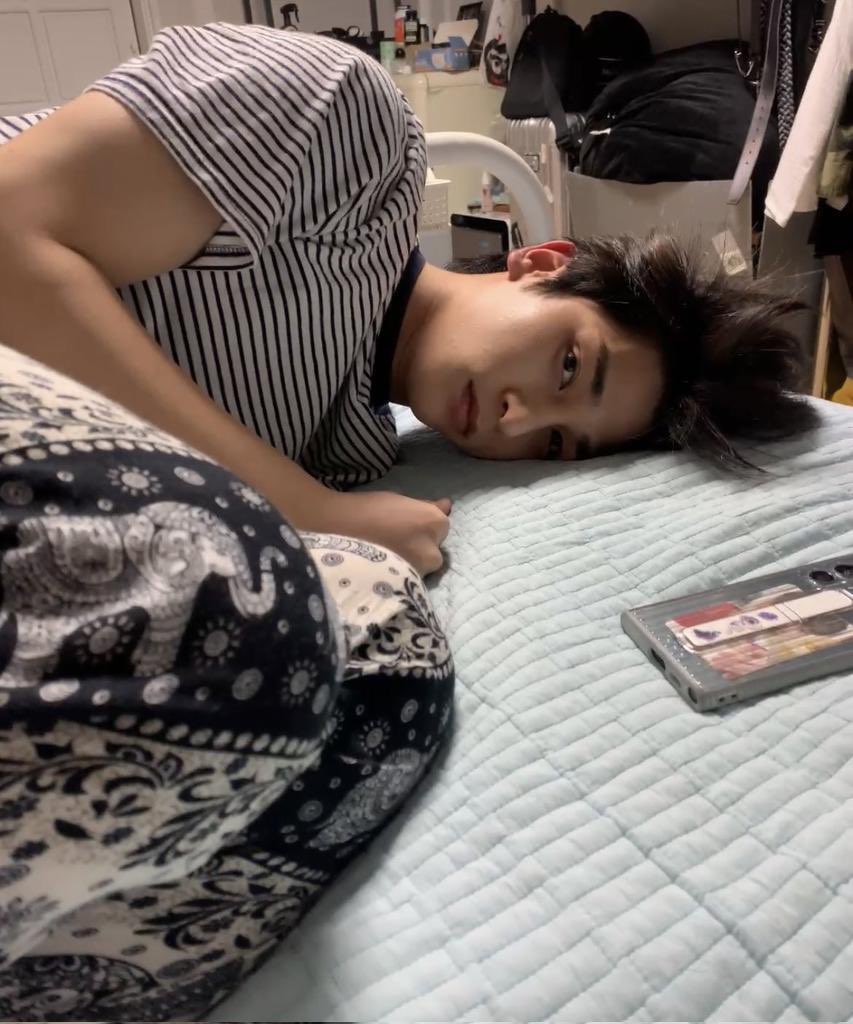 swyhgz's tweet photo. hangyul and his junho photocard at the back of his phone 🥺💚 https://t.co/AESGSaG4KD