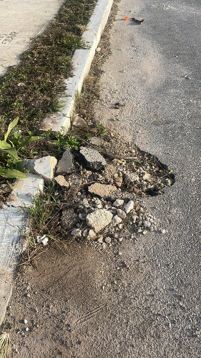 cesar078's tweet photo. @JAPAYOficial Buen día  @JAPAYOficial y @MauVila,en seguimiento a la solicitud que se hizo y está en este  hilo en la cual se brindaron todos los datos para la reparación del hueco que está en la calle,debido a la reparación de una fuga de agua,ya tiene un mes,pueden dar fecha de reparacion https://t.co/abbHfKPuGE