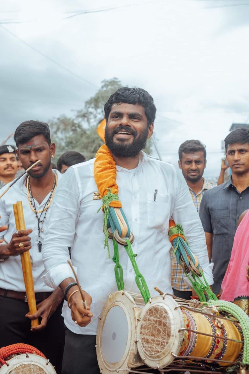 sudhakarbjp2's tweet photo. ஏலே பம்பை அடிச்சு சாமிய வர வச்சு பார்த்திருப்ப

இங்கு

சாமியே பம்பை அடிச்சி 
பாத்திருக்கியா லே
எங்க  குலசாமி  லே🙏

#மக்கள்_தலைவர்_அண்ணாமலை ஜி🙏
@annamalai_k 🙏🙏🙏🙏 https://t.co/XHlFoKe4FZ
