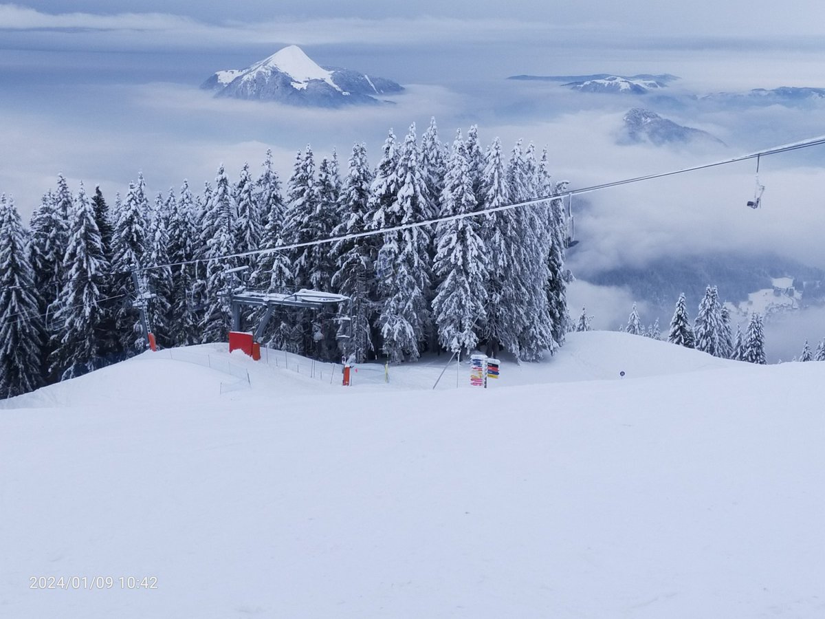 ucanski's tweet photo. Skiing the four villages of the #grandmassif yesterday and today. Snow is fantastic down to 1200m with a top up snowfall last night. No queues and empty slopes makes for perfection. https://t.co/Ui8LCTOpDi