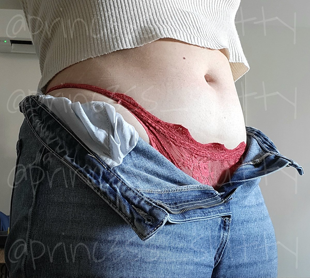 princ3ss_slutty's tweet photo. Culotte rouge today ~ https://t.co/fymXqWvWFa