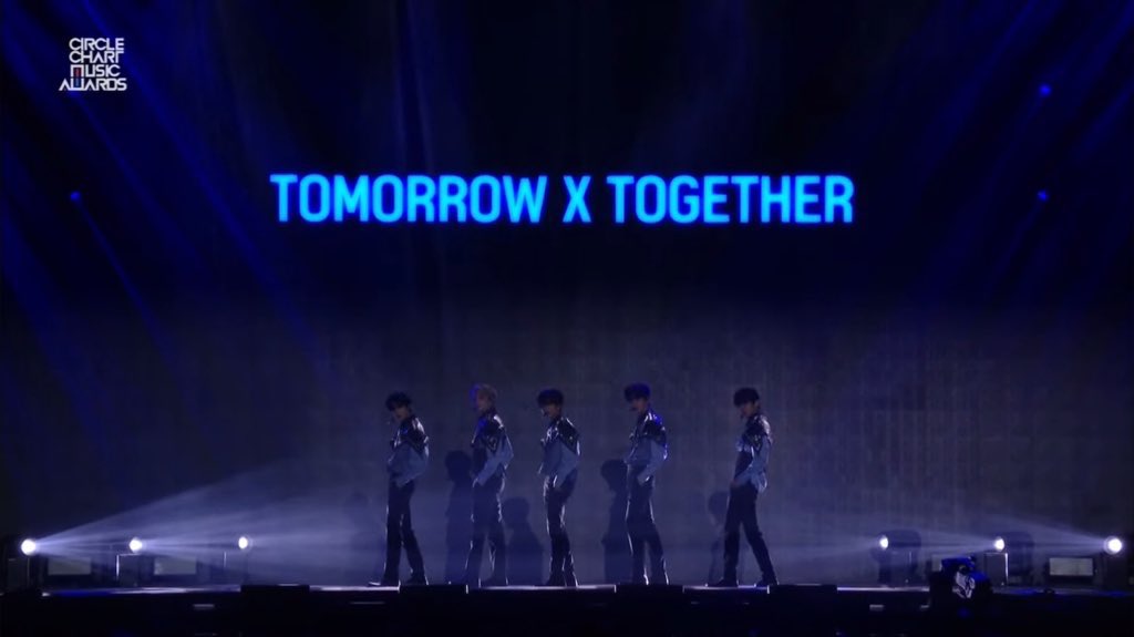 jaemiisseoyoyo's tweet photo. Will @TXT_members' next album reveal how the fallen angels rediscovered the wings that they lost in #TheChaosChapter / #Thursdays_Child?
Remembering their name & its meaning, #TOMORROW_X_TOGETHER, plays a crucial role in redefining their identity.
https://t.co/xG36mYU8wp https://t.co/1655cY0fsr