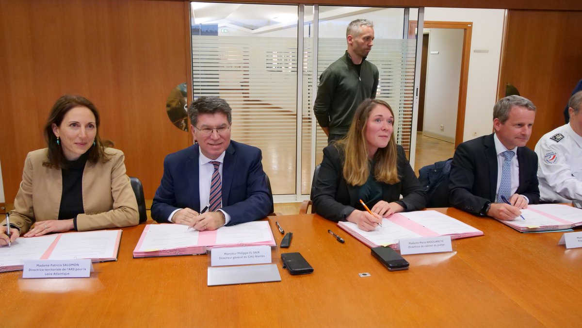 𝗩𝗶𝗼𝗹𝗲𝗻𝗰𝗲𝘀 𝗰𝗼𝗻𝗷𝘂𝗴𝗮𝗹𝗲𝘀 #VSS | Le tribunal de Nantes, <a href="/CHUnantes/">CHU de Nantes</a>, <a href="/prefet44/">Préfet des Pays de la Loire et de Loire-Atlantique</a>, <a href="/Gendarmerie_044/">Gendarmerie de Loire -Atlantique</a>, <a href="/PoliceNat44/">Police Nationale 44</a>, <a href="/ars_pdl/">ARS Pays de la Loire</a> et <a href="/FranceVictimes/">France Victimes</a> ont signé un protocole pour détecter et accompagner les victimes de violences conjugales prises en charge aux urgences.