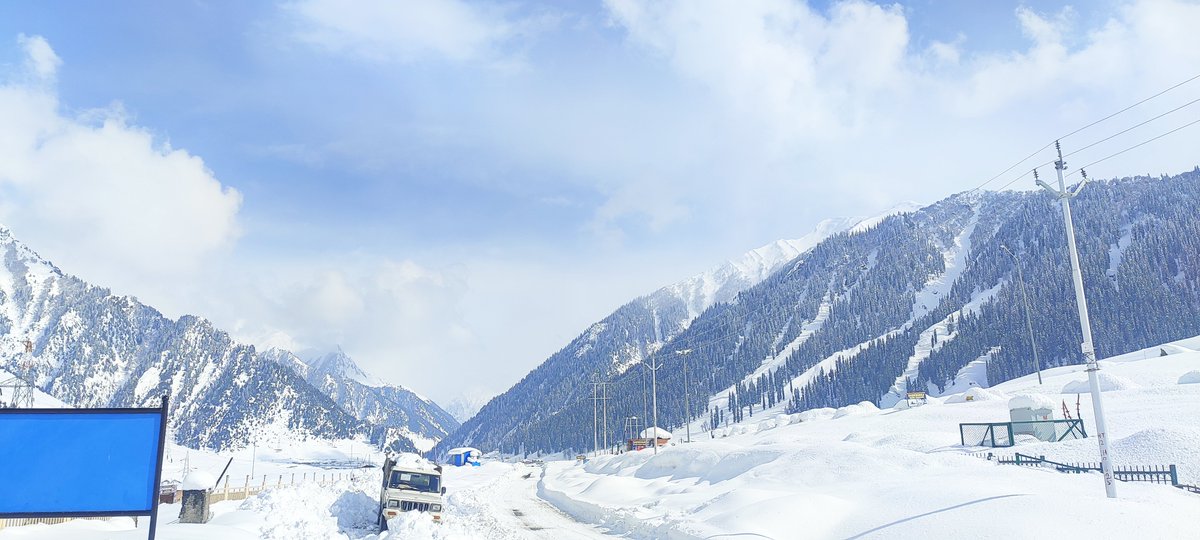 mudasirkps's tweet photo. Yes this is #Sonamarg, where a same place same time, was covered with heavy snow during last year but unfortunately today the area is witnessing dry hot weather &amp; has disappointed the visitors. https://t.co/WP5cUU4sFm