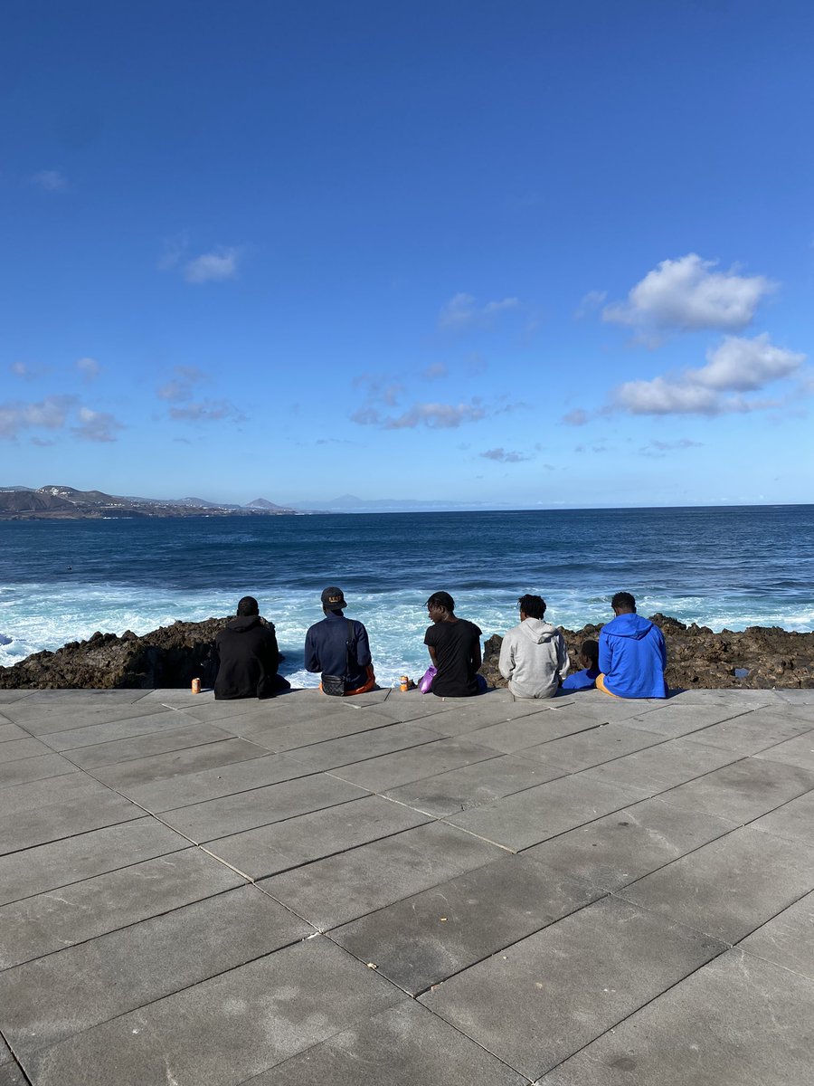 Franacegroup's tweet photo. Las Palmas de Gran Canaria, 2024.

Foto 1: Juan, ganadero y elaborador de quesos. 84 años y sigue trabajando en el campo y vendiendo los quesos en su furgoneta vieja.

Foto 2: A 50m de donde estaba Juan trabajando. Smartphone y paguita.

“No es magia. Son los impuestos de Juan”. https://t.co/D2XH3VclUV