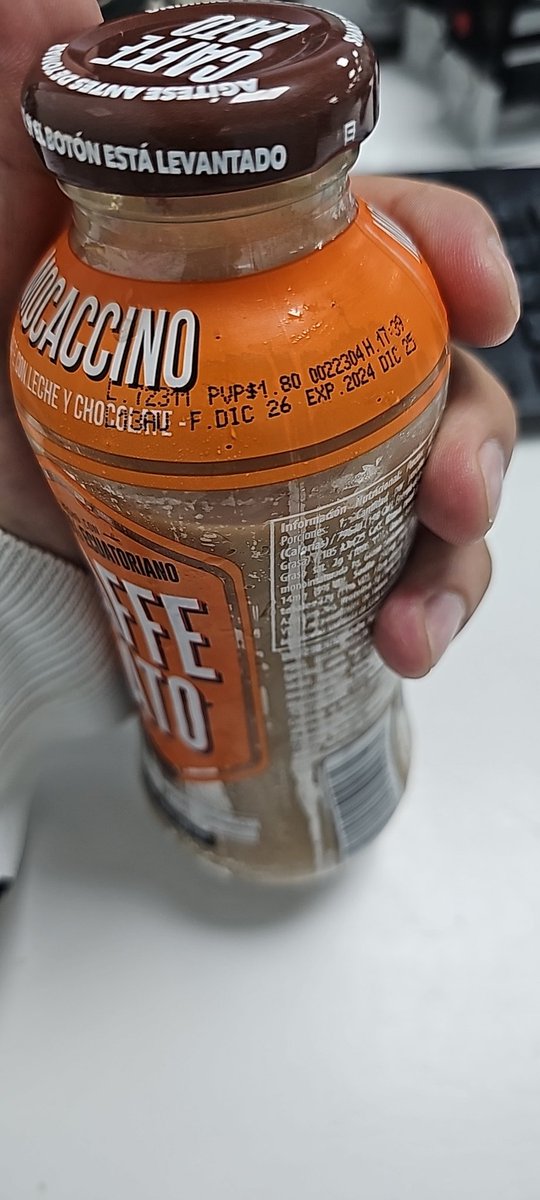 csotoma86's tweet photo. @TonicorpEc lo compre el.dia de hoy y esta la leche dañada me hizo vomitar no es posible que vendan productos asi https://t.co/46n19WIwAj