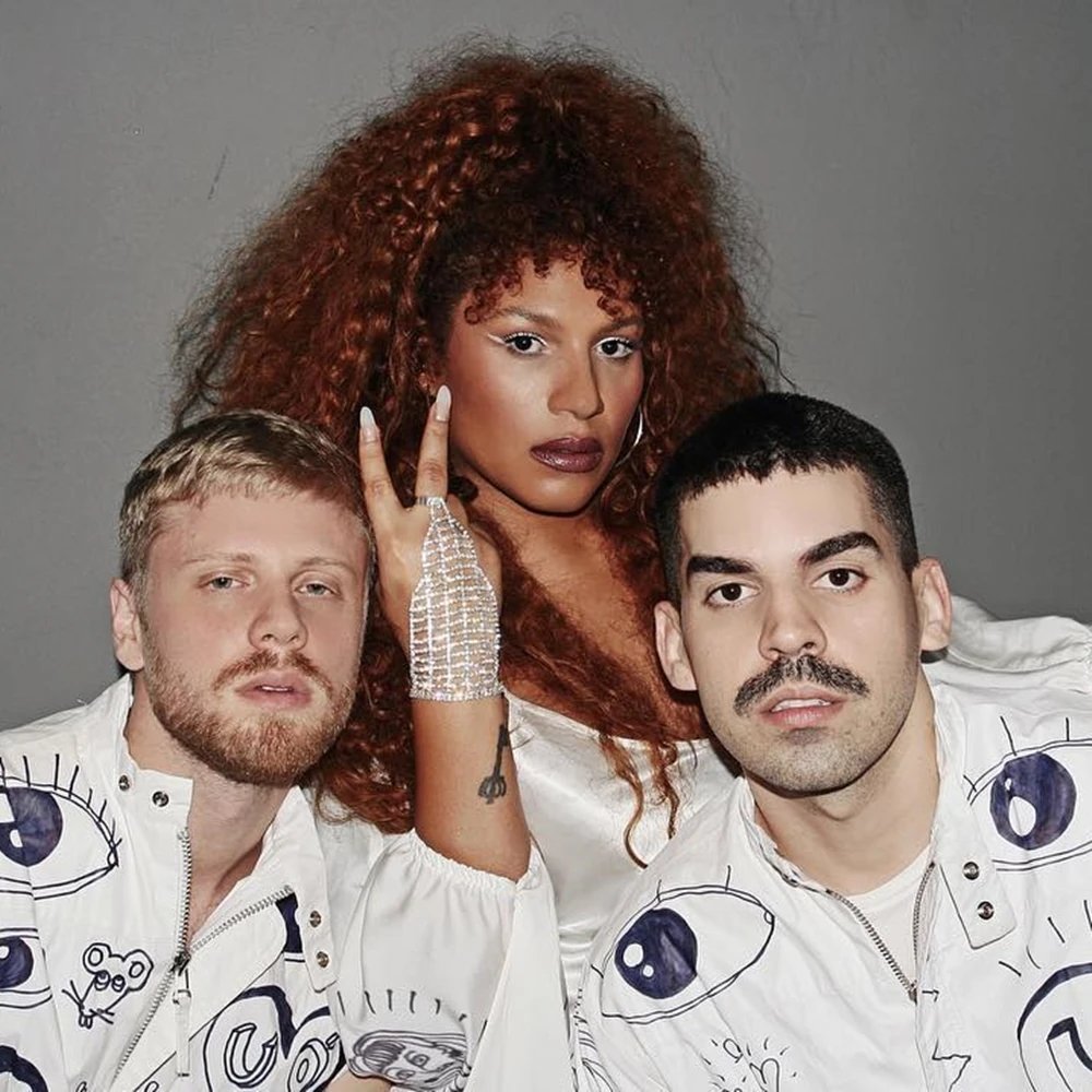 poptime's tweet photo. 🚨 Banda Uó, com Candy Mel, Davi Sabbag e Mateus Carrilho, vai voltar para uma série de shows em 2024. https://t.co/ErQHzm1Ccq