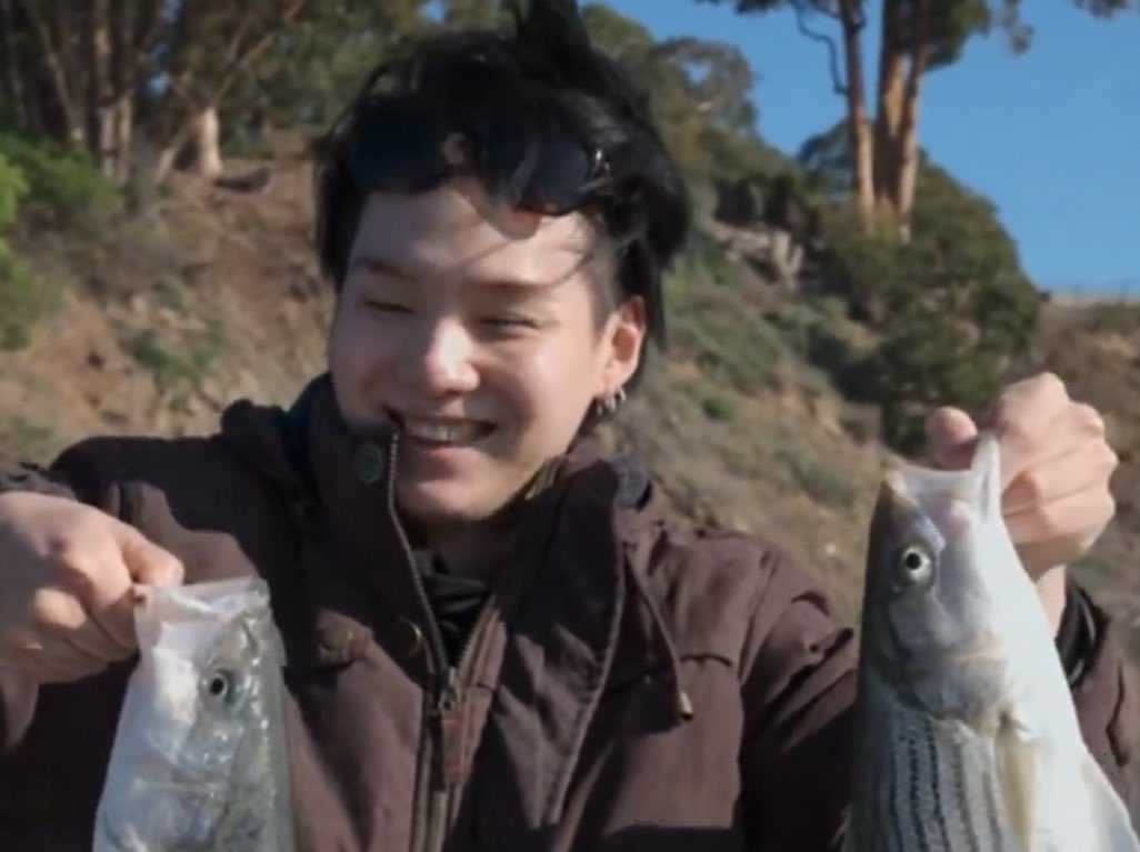 bebe_sope's tweet photo. 🐟🐱🐟 #suga @BTS_twt https://t.co/N4ufflRu8z