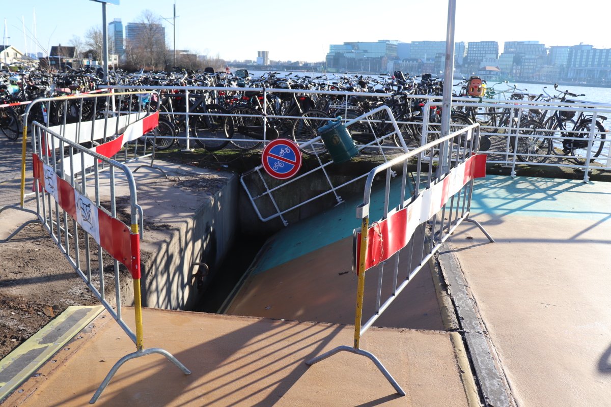 martindamen58's tweet image. Drijvend #ponton verzakt bij kade Buiksloterweg pont #Amsterdam noord. De verzakking werd rond het middag uur geconstateerd, door gebroken ketting. Pontveer van en naar buiksloterweg centraal station zeker 2 tot 3-dagen gesloten, reizigers door #GVB verwezen naar pont IJ-plein.