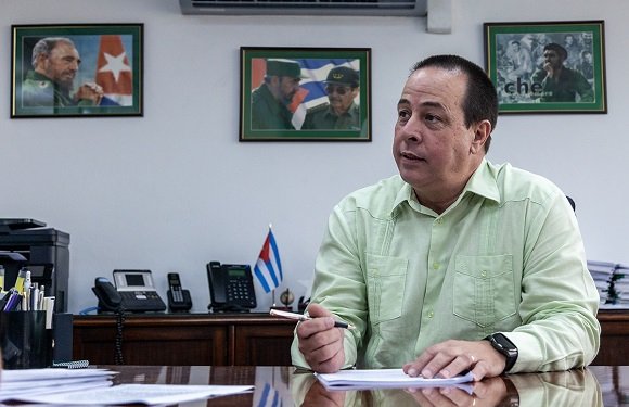 FMC_Cuba's tweet photo. Felicidades a nuestro Ministro de Salud @japortalmiranda en su cumpleaños. Desde la #FMC le deseamos pase lindo día. #MujeresEnRevolución https://t.co/y8OdTL9Mgo