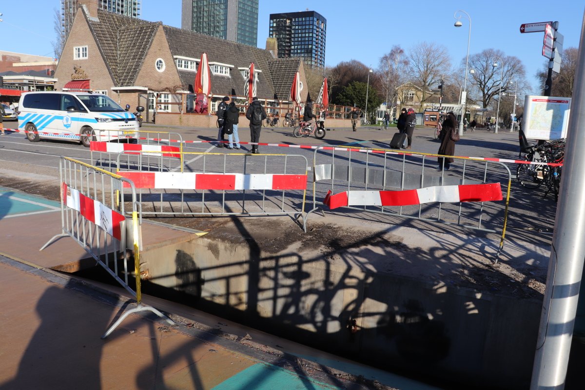 martindamen58's tweet image. Drijvend #ponton verzakt bij kade Buiksloterweg pont #Amsterdam noord. De verzakking werd rond het middag uur geconstateerd, door gebroken ketting. Pontveer van en naar buiksloterweg centraal station zeker 2 tot 3-dagen gesloten, reizigers door #GVB verwezen naar pont IJ-plein.
