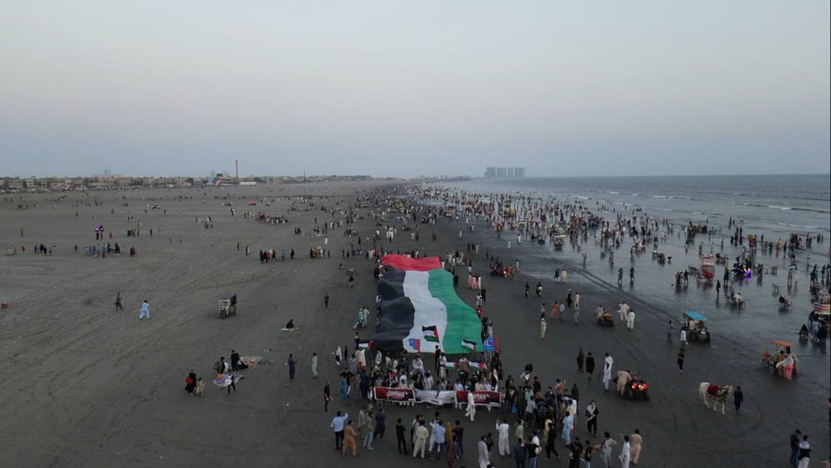 missberry270's tweet photo. May Allah protect them and ask those who aren't supporting them and seeing them dying
#youthdemands_ICJ4gaza https://t.co/WnimbrXWSN