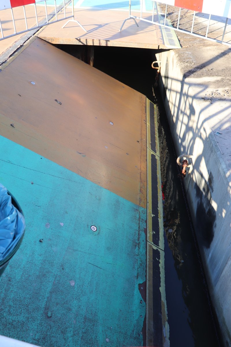 martindamen58's tweet image. Drijvend #ponton verzakt bij kade Buiksloterweg pont #Amsterdam noord. De verzakking werd rond het middag uur geconstateerd, door gebroken ketting. Pontveer van en naar buiksloterweg centraal station zeker 2 tot 3-dagen gesloten, reizigers door #GVB verwezen naar pont IJ-plein.