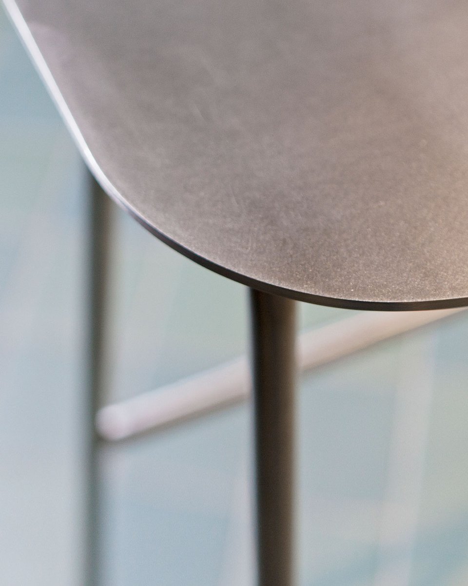 Taburete para almorzar na barra do A CAFE.
Fotografías de <a href="/Roibradbury/">Roi Alonso</a>