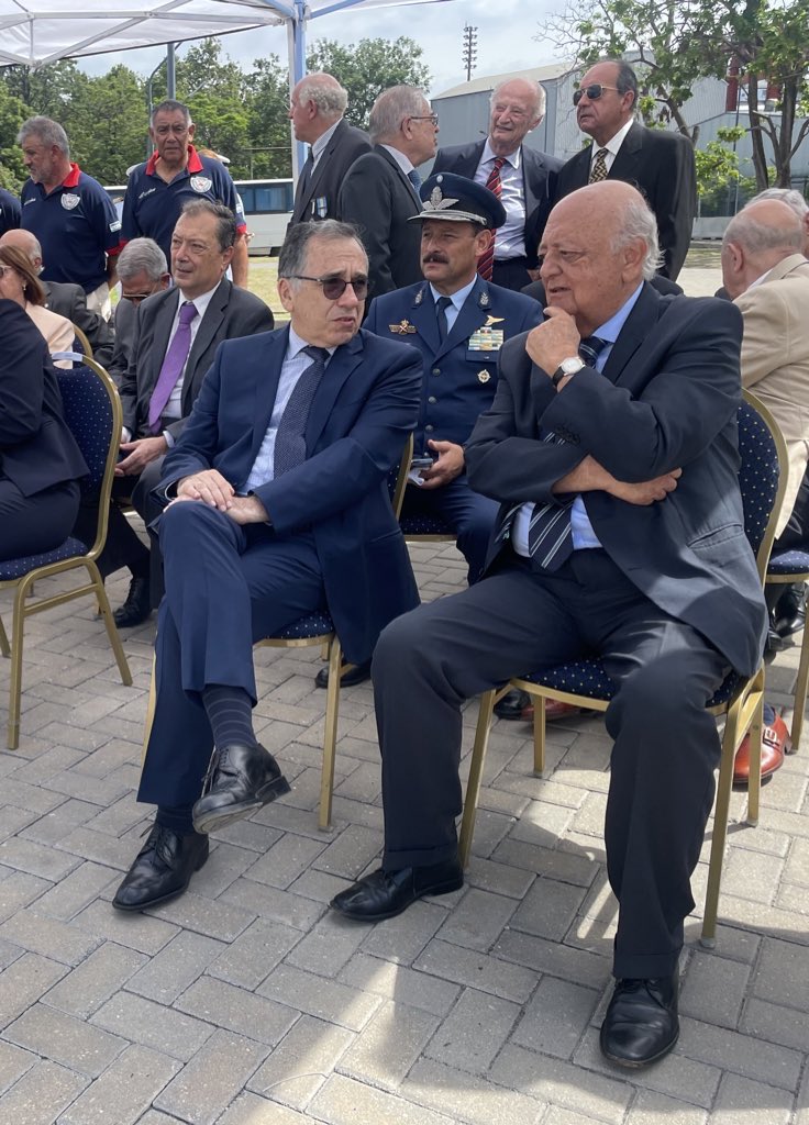 EmbaChileArg's tweet photo. Embajador @VieragalloQ acompaña a la @Armada_Arg en la asunción del nuevo Jefe del Estado Mayor General de la Armada #argentina https://t.co/kZ98GdCwuD