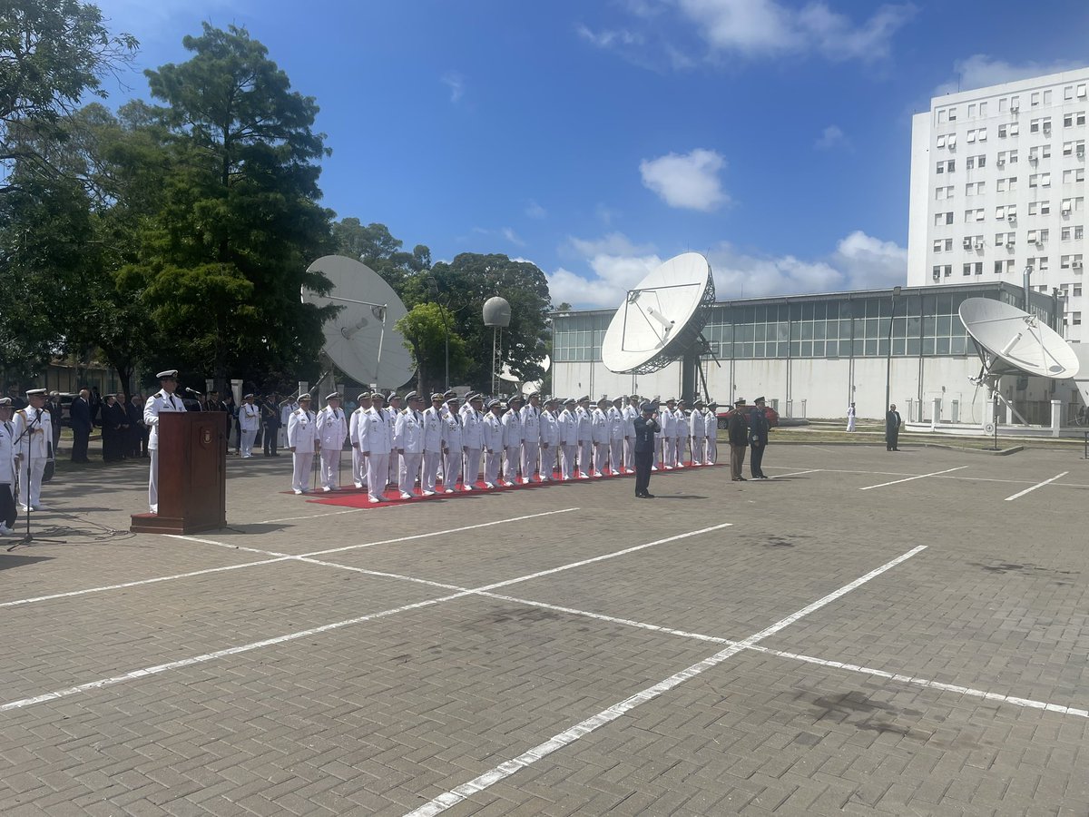 EmbaChileArg's tweet photo. Embajador @VieragalloQ acompaña a la @Armada_Arg en la asunción del nuevo Jefe del Estado Mayor General de la Armada #argentina https://t.co/kZ98GdCwuD