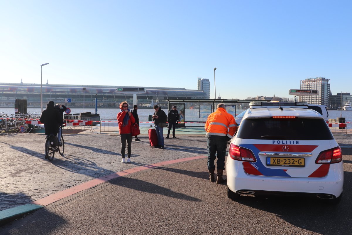 martindamen58's tweet image. Drijvend #ponton verzakt bij kade Buiksloterweg pont #Amsterdam noord. De verzakking werd rond het middag uur geconstateerd, door gebroken ketting. Pontveer van en naar buiksloterweg centraal station zeker 2 tot 3-dagen gesloten, reizigers door #GVB verwezen naar pont IJ-plein.