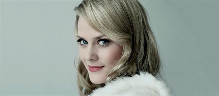 Together with @Filharmonien and Manfred Honeck, @marieriksmoen is back home for concerts featuring works by #Léhar, #Puccini and #Strauss. #HPVoice Read more about it here: ow.ly/5NR850Qp92L