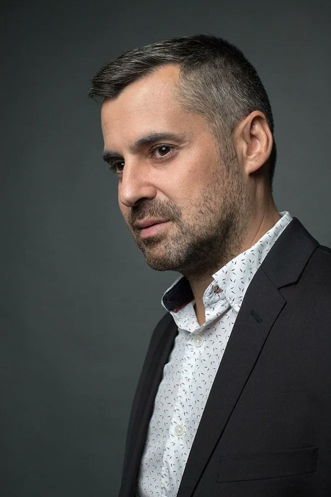 RevistaGodot's tweet photo. 🔴𝐄𝐍𝐓𝐑𝐄𝐕𝐈𝐒𝐓𝐀 – @PedroEntrena
“𝘓𝘢 𝘥𝘢𝘯𝘻𝘢 𝘳𝘦𝘷𝘦𝘭𝘢 𝘷𝘦𝘳𝘥𝘢𝘥𝘦𝘴 𝘲𝘶𝘦 𝘭𝘢 𝘱𝘢𝘭𝘢𝘣𝘳𝘢 𝘢 𝘷𝘦𝘤𝘦𝘴 𝘯𝘰 𝘱𝘶𝘦𝘥𝘦 𝘩𝘢𝘤𝘦𝘳”

#Obscuro, de @rateatro, profundiza en la figura de #Mercucio, de #RomeoyJulieta

📍@TeatroLagrada
👇
https://t.co/YdL30JZ4bD https://t.co/pNLdr10pJF