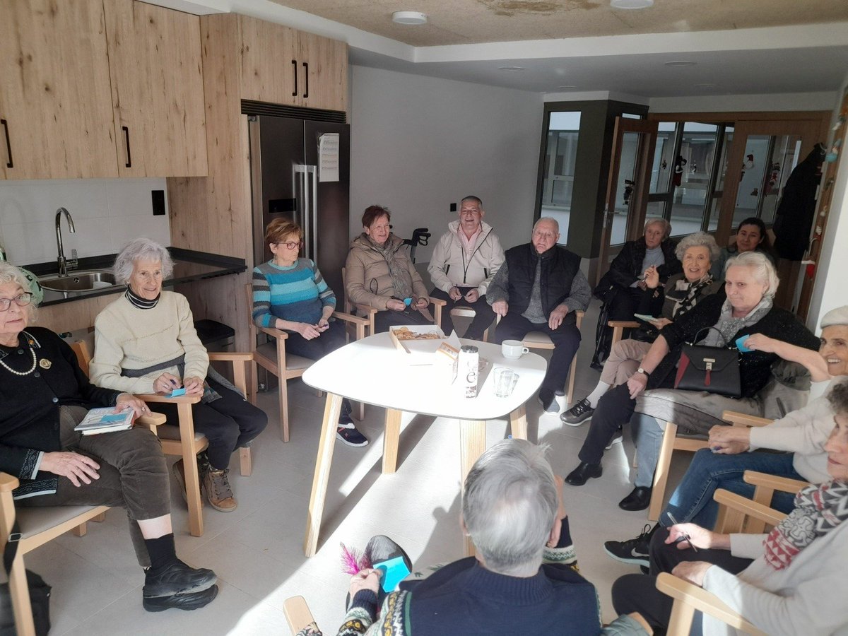 MatiaFundazioa's tweet photo. 🌈Desde el grupo Vida en #Lugaritz hemos estado desarrollando a través de dinámicas una "guía de convivencia". Hecha por y para los vecinos de Lugaritz, esta herramienta busca facilitar pautas que apoyen una convivencia amigable, agradable y saludable. #JuntasGeneramosVecindad https://t.co/vZuwd6NkgD