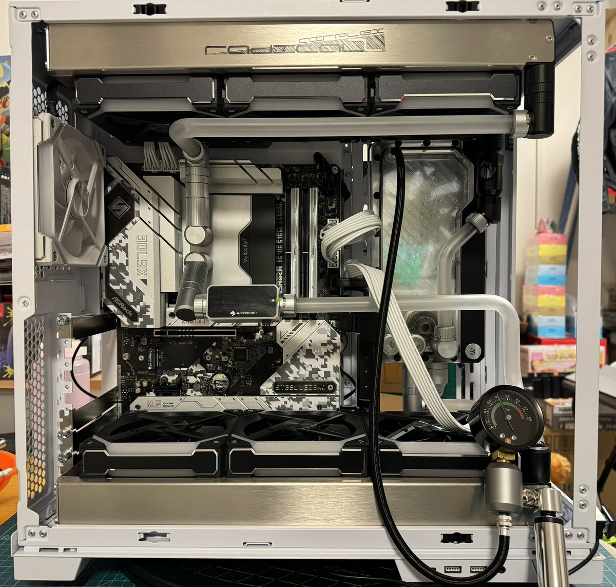 fukuyoshi33's tweet photo. 完成直前迄行って電源でトラブったので新規に電源を入手して再組立て。
補助電源ケーブル外すのにラジエターまでバラすんでクーラント抜きでお漏らしダバー😅
結局全バラして掃除。
配管も作り直し、やっとリークテストに辿り着いた。 https://t.co/iRkQ8mArA2