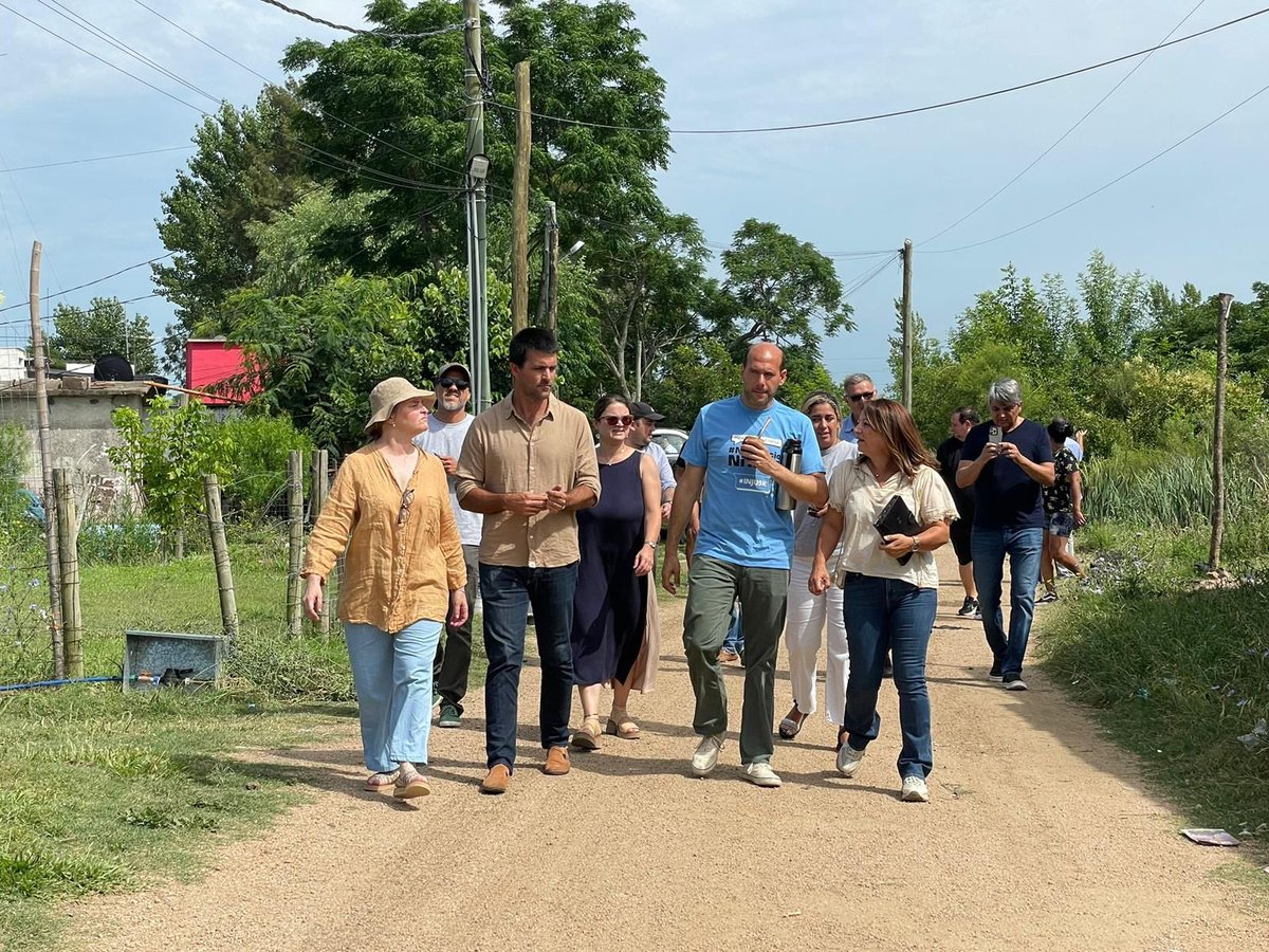 MartinLemaUy's tweet photo. En 18 de mayo, recorriendo el Asentamiento Itapebí para conversar con los vecinos con el objetivo de seguir profundizando el trabajo del @midesuy en territorio y las articulaciones con otras instituciones. https://t.co/2fmbsfIu8r