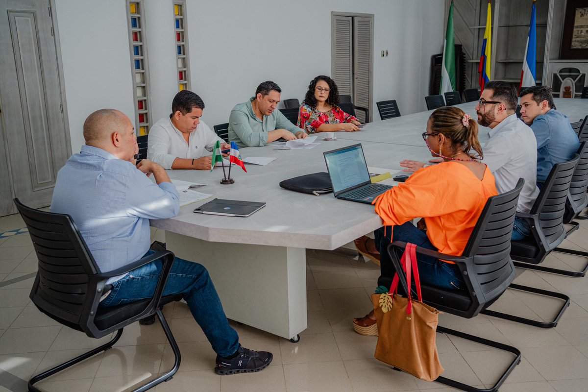 ErnestoOrozcoD's tweet photo. En Junta Directiva se le dio poder a la directora de Fonvisocial @scujia para trámites de enajenación por venta directa, autorización para firmar convenios y contratos en la vigencia 2024 y entregar subsidios en especie del proyecto Unidad Inmobiliaria Villa Bolivariana. https://t.co/pCUSytr64U