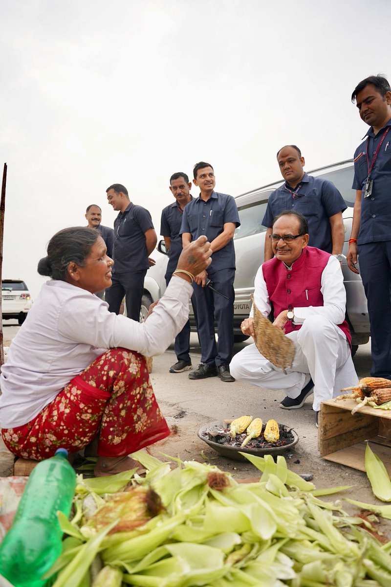 ChouhanShivraj's tweet photo. बातें भी हो गईं, 
काम में बहन की थोड़ी मदद भी 
और भुट्टे का स्वाद तो लाजवाब था। https://t.co/gwztoqi1O9