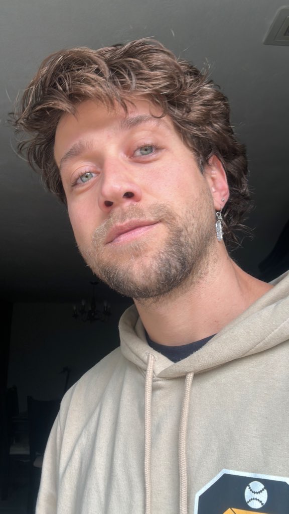 tomiblanco01's tweet photo. 8:08am en México City, hoy 10/01 cumplo 28 años (capri como Nico y Nachito). Es la primera vez que me duermo temprano y me logro levantar a verlos en vivo. GRACIAS BANDA DE LOQUIT@S!!! #nadiedicenada @nadiedicenada_ 
Pd: a ver si me pueden regalar leerme en insta 🙏🏼✨🤍 https://t.co/GYmS9hKfWI