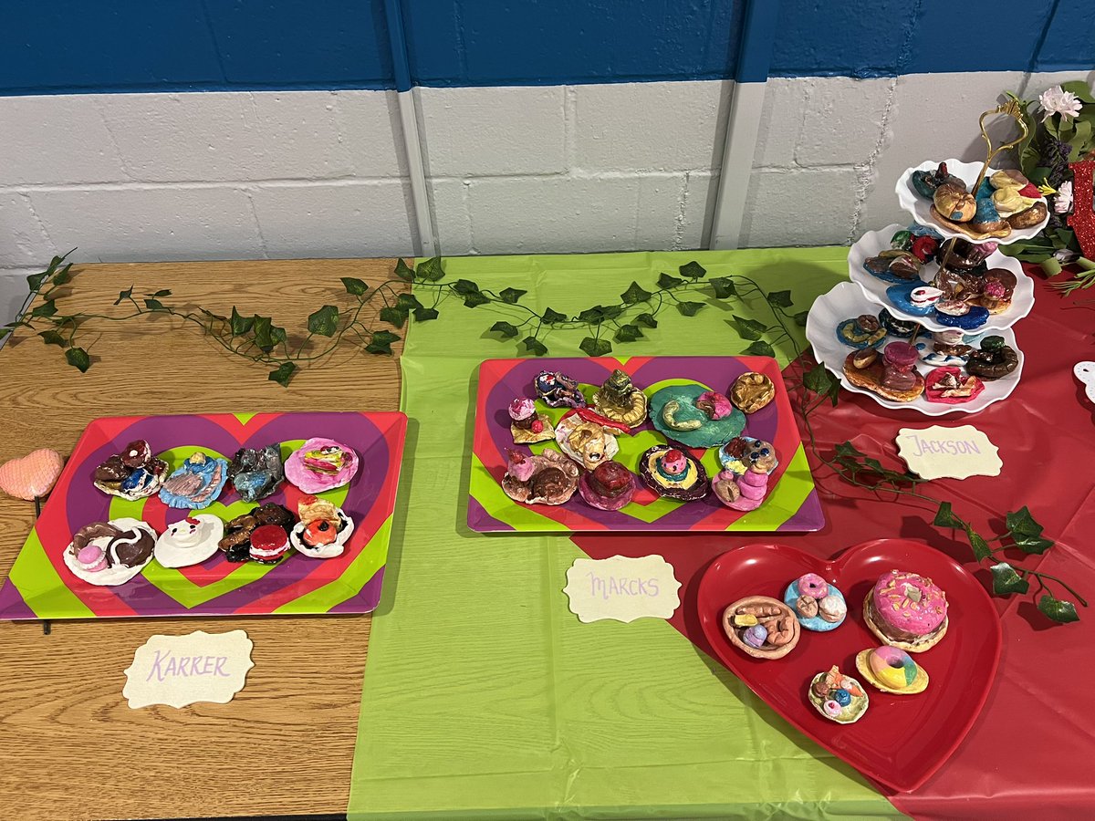 MrsGilArt's tweet photo. We loved seeing you last night during #comalreads  kick off, and our 4th and 5th Art display! It was wonderful!❤️❤️ @GFESWildcats @comalfinearts #growinggreatness https://t.co/7yzULKnYSz