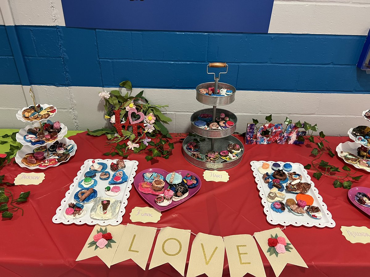 MrsGilArt's tweet photo. We loved seeing you last night during #comalreads  kick off, and our 4th and 5th Art display! It was wonderful!❤️❤️ @GFESWildcats @comalfinearts #growinggreatness https://t.co/7yzULKnYSz