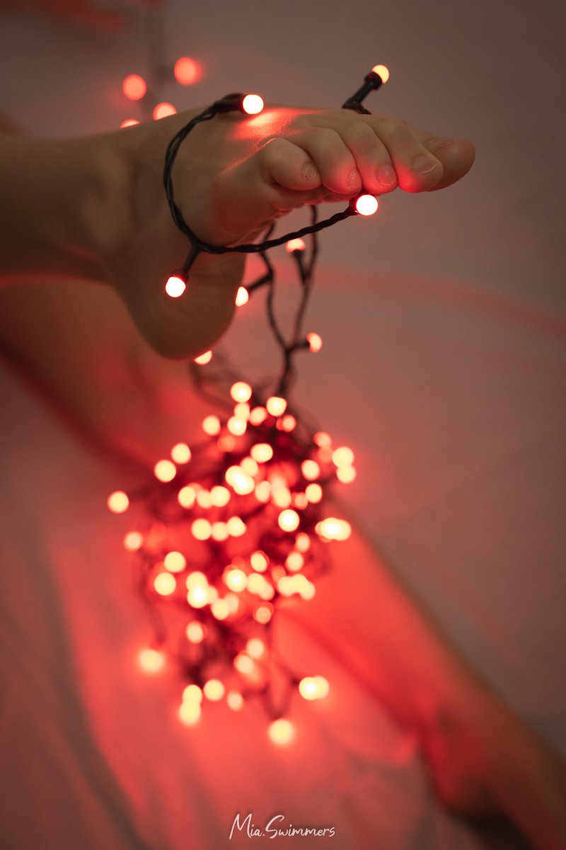 MiaSwimmers's tweet photo. So some more Christmas but post Christmas photos are incoming. 😅
#ChristmasGirl #MrsClaus #ChristmasLights #RedLights #Legs #Feet #FootFetish #FootLover #FootFetishNation #FootGoddes #BareFootEveryDay #BareFeet #PrettyFeet #PrettyToes #CuteFeet #PointedFeet https://t.co/wo9L0iehcv