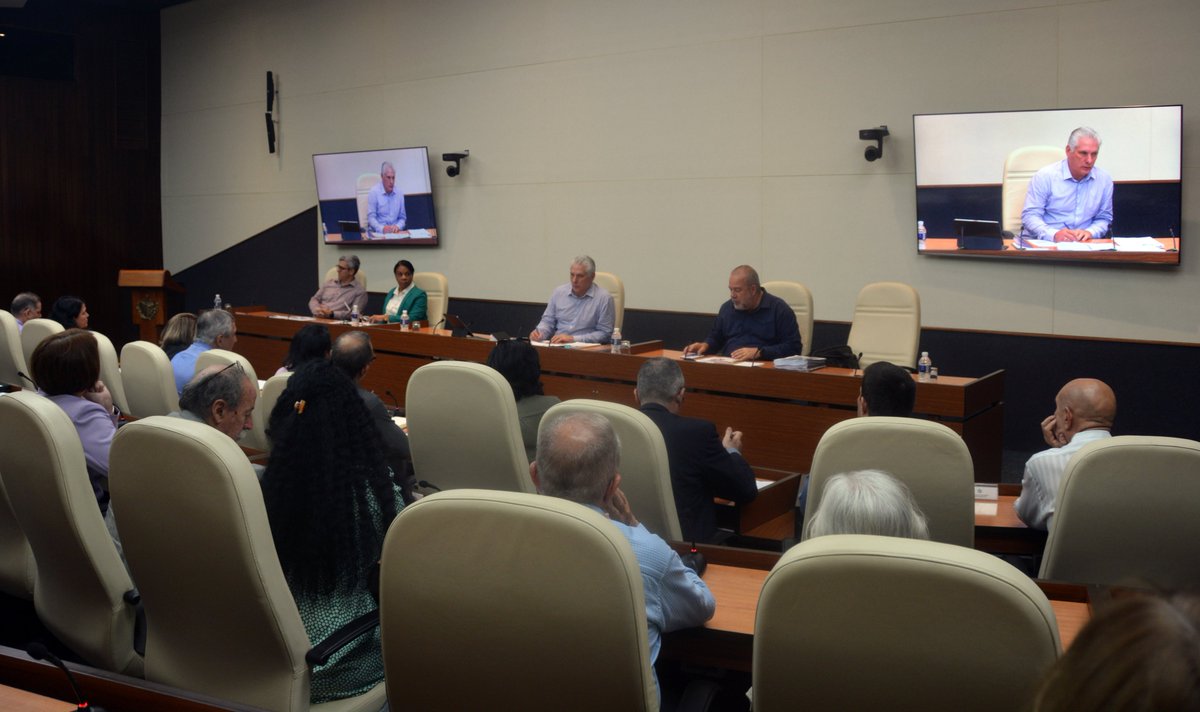PresidenciaCuba's tweet photo. ✍️| A dar seguimiento a las recomendaciones de @WHO ante incremento actual de la #COVID19 y  otras enfermedades respiratorias agudas en el mundo, y a estar atentos ante el comportamiento de nuevas enfermedades, llamó el Presidente @DiazCanelB.

#Cuba 🇨🇺

https://t.co/hOVrstLkT8 https://t.co/BWr2qHQXM5