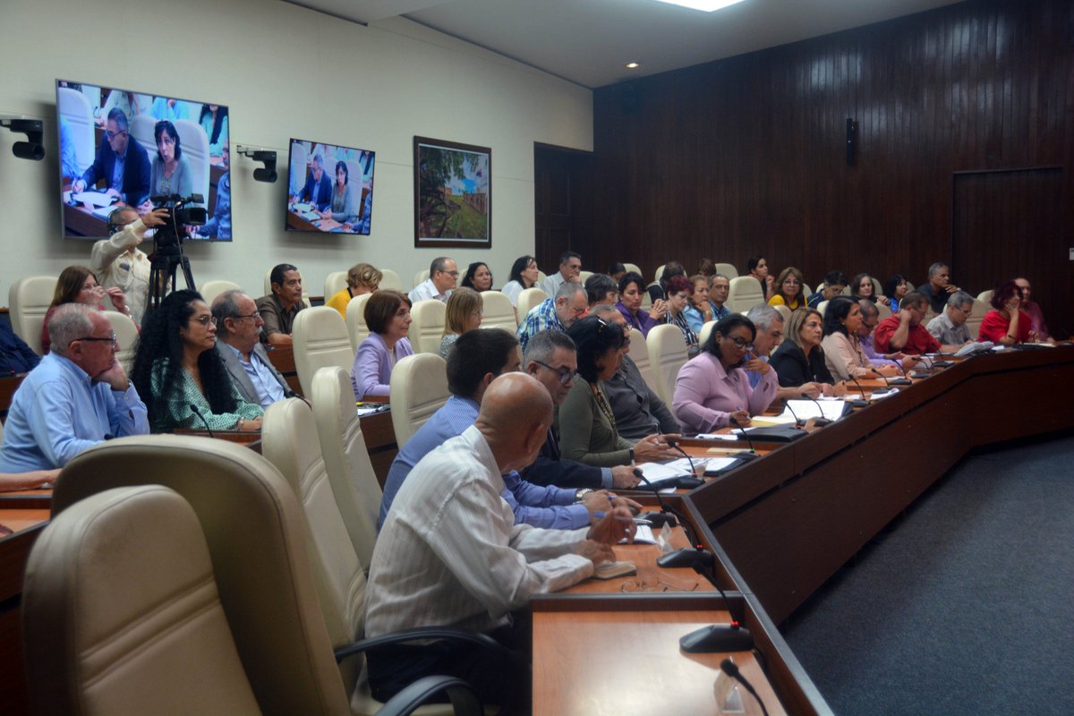 PresidenciaCuba's tweet photo. ✍️| A dar seguimiento a las recomendaciones de @WHO ante incremento actual de la #COVID19 y  otras enfermedades respiratorias agudas en el mundo, y a estar atentos ante el comportamiento de nuevas enfermedades, llamó el Presidente @DiazCanelB.

#Cuba 🇨🇺

https://t.co/hOVrstLkT8 https://t.co/BWr2qHQXM5