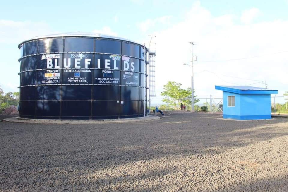 En estos 17 años se han construido diferentes proyectos de agua potable para la familia uno de esos es proyectos en la ciudad de Bluefields que dejó atrás un viejo sistema dejado por los liberales de agua salada y contaminada
#MasVictoriaMasBienestar #PLOMO19