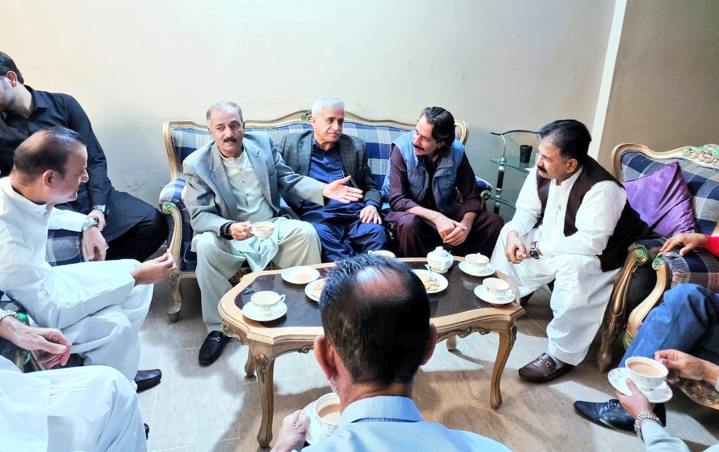 WaqasChoud30331's tweet photo. #PPP پی ایس 107 کے نامزد امیدوار @SenatorYousuf بلوچ ڈویژنل ڈپٹی سیکرٹری @ShakeelChPPP ٹاؤن چیئرمین لیاری ناصر کریم بلوچ شہید جیالے ملک محمد خان کی رہائشگاہ پہنچ گئےجنرل سیکرٹری سٹی ایریا ضلع جنوبی PPP ملک مشتاق سے ملاقات اور اس موقع پر دیگر عہدیداران و جیالےبھی موجود ہیں https://t.co/qSW9fBjV8T