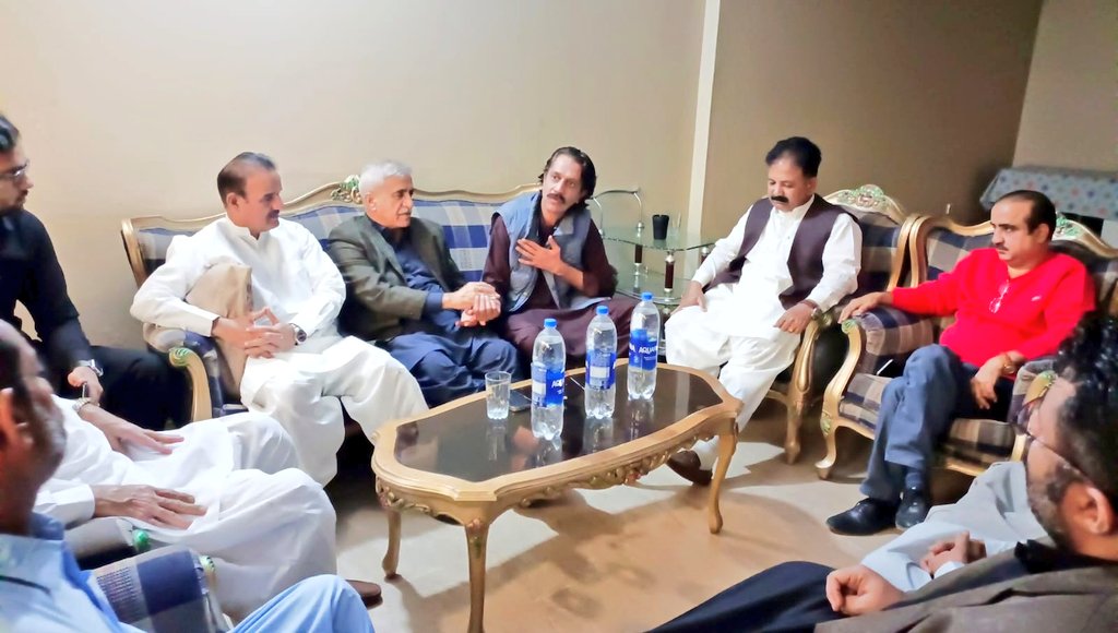 WaqasChoud30331's tweet photo. #PPP پی ایس 107 کے نامزد امیدوار @SenatorYousuf بلوچ ڈویژنل ڈپٹی سیکرٹری @ShakeelChPPP ٹاؤن چیئرمین لیاری ناصر کریم بلوچ شہید جیالے ملک محمد خان کی رہائشگاہ پہنچ گئےجنرل سیکرٹری سٹی ایریا ضلع جنوبی PPP ملک مشتاق سے ملاقات اور اس موقع پر دیگر عہدیداران و جیالےبھی موجود ہیں https://t.co/qSW9fBjV8T