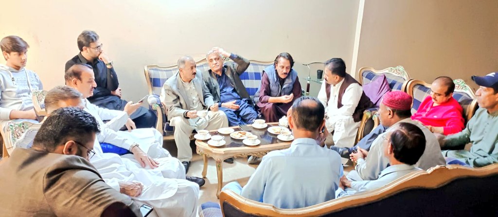 WaqasChoud30331's tweet photo. #PPP پی ایس 107 کے نامزد امیدوار @SenatorYousuf بلوچ ڈویژنل ڈپٹی سیکرٹری @ShakeelChPPP ٹاؤن چیئرمین لیاری ناصر کریم بلوچ شہید جیالے ملک محمد خان کی رہائشگاہ پہنچ گئےجنرل سیکرٹری سٹی ایریا ضلع جنوبی PPP ملک مشتاق سے ملاقات اور اس موقع پر دیگر عہدیداران و جیالےبھی موجود ہیں https://t.co/qSW9fBjV8T