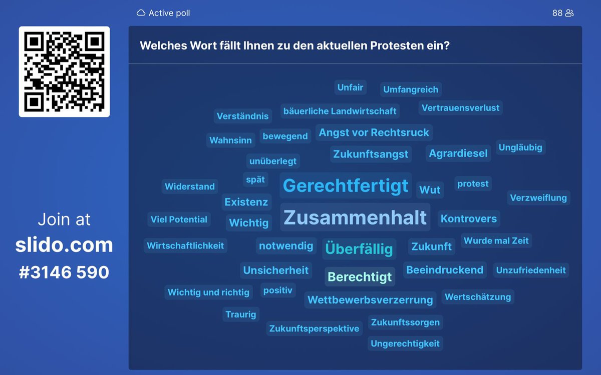peter_breunig's tweet photo. Gestern Abend fand eine kurzfristig anberaumte, interne Diskussionsveranstaltung zu Agrardiesel und den Protesten bei uns an der Hochschule statt. Der Audimax war voll mit Studierenden, davon viele junge Landwirt:innen. Es stimmt optimistisch, dass viele offener gegenüber zukunftsfähigen agrarpolitischen Optionen sind, als die öffentliche Wahrnehmung vermuten lässt.
Danke @HannoKo für den Support bei der Organisation!