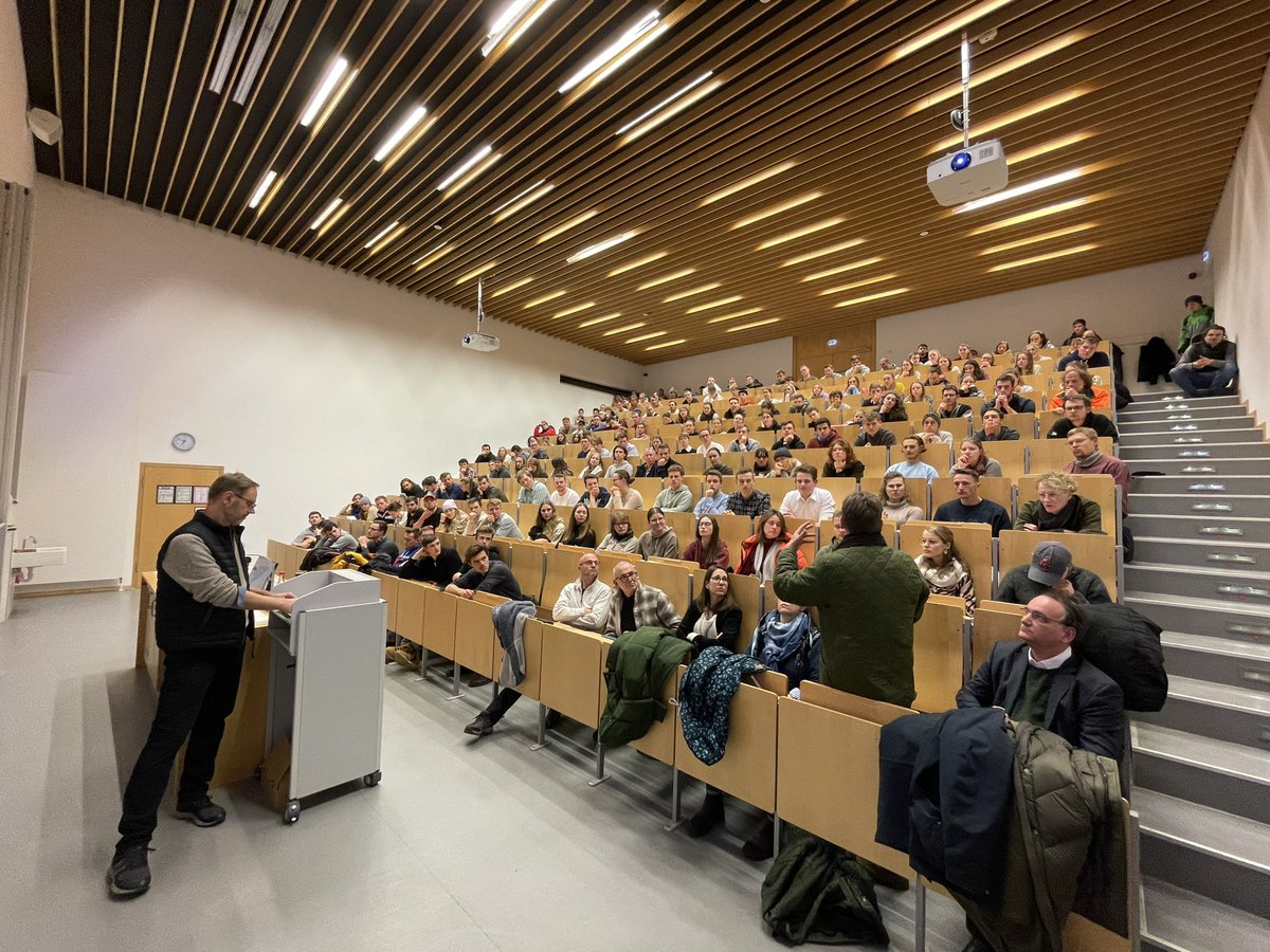 peter_breunig's tweet photo. Gestern Abend fand eine kurzfristig anberaumte, interne Diskussionsveranstaltung zu Agrardiesel und den Protesten bei uns an der Hochschule statt. Der Audimax war voll mit Studierenden, davon viele junge Landwirt:innen. Es stimmt optimistisch, dass viele offener gegenüber zukunftsfähigen agrarpolitischen Optionen sind, als die öffentliche Wahrnehmung vermuten lässt.
Danke @HannoKo für den Support bei der Organisation!