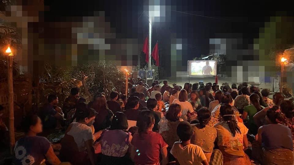 KYITHAR95368969's tweet photo. Led by Democracy Movement Strike Committee-Dawei , Student Union and local residents from a village of #LaungLone Twp, joined demonstration and showed revolution film to oppose the #MilitaryDictatorship on Jan10.

#HelpMyanmarIDPs     
#2024Jan10Coup  
#WhatsHappeningInMyanmar https://t.co/npADG8z1FG