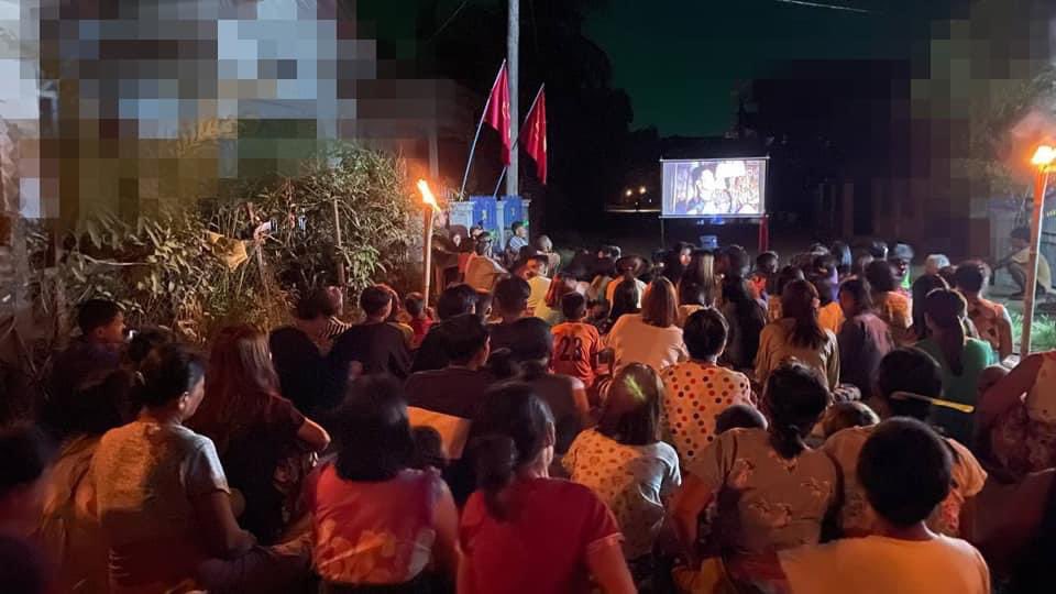 KYITHAR95368969's tweet photo. Led by Democracy Movement Strike Committee-Dawei , Student Union and local residents from a village of #LaungLone Twp, joined demonstration and showed revolution film to oppose the #MilitaryDictatorship on Jan10.

#HelpMyanmarIDPs     
#2024Jan10Coup  
#WhatsHappeningInMyanmar https://t.co/npADG8z1FG