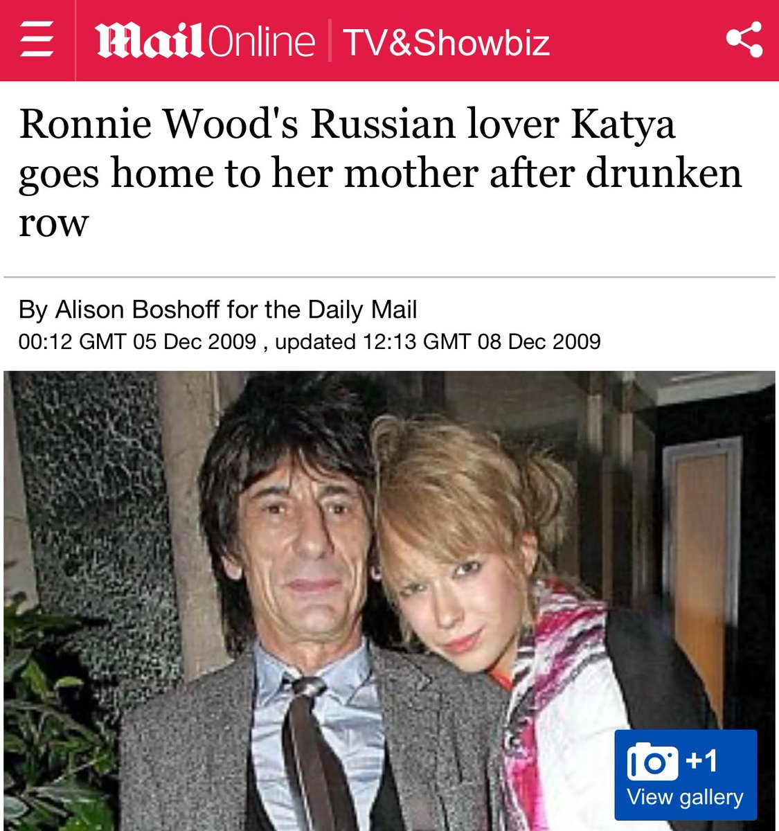 daddyhope's tweet image. Western media outlets like Daily Mail lied that Sadio Mané married a 19 year old lady.

When a 63 year old washed up rock star like Ronnie Wood is dating a 19 year old woman, she is blissfully refereed to as his lover by the same newspaper.

But when a 31 year old wealthy Muslim…