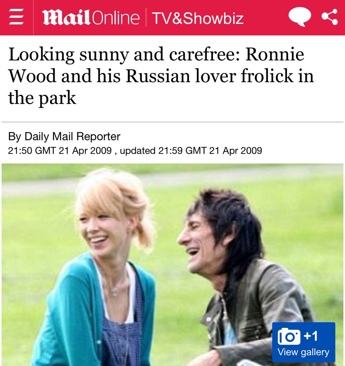 daddyhope's tweet image. Western media outlets like Daily Mail lied that Sadio Mané married a 19 year old lady.

When a 63 year old washed up rock star like Ronnie Wood is dating a 19 year old woman, she is blissfully refereed to as his lover by the same newspaper.

But when a 31 year old wealthy Muslim…