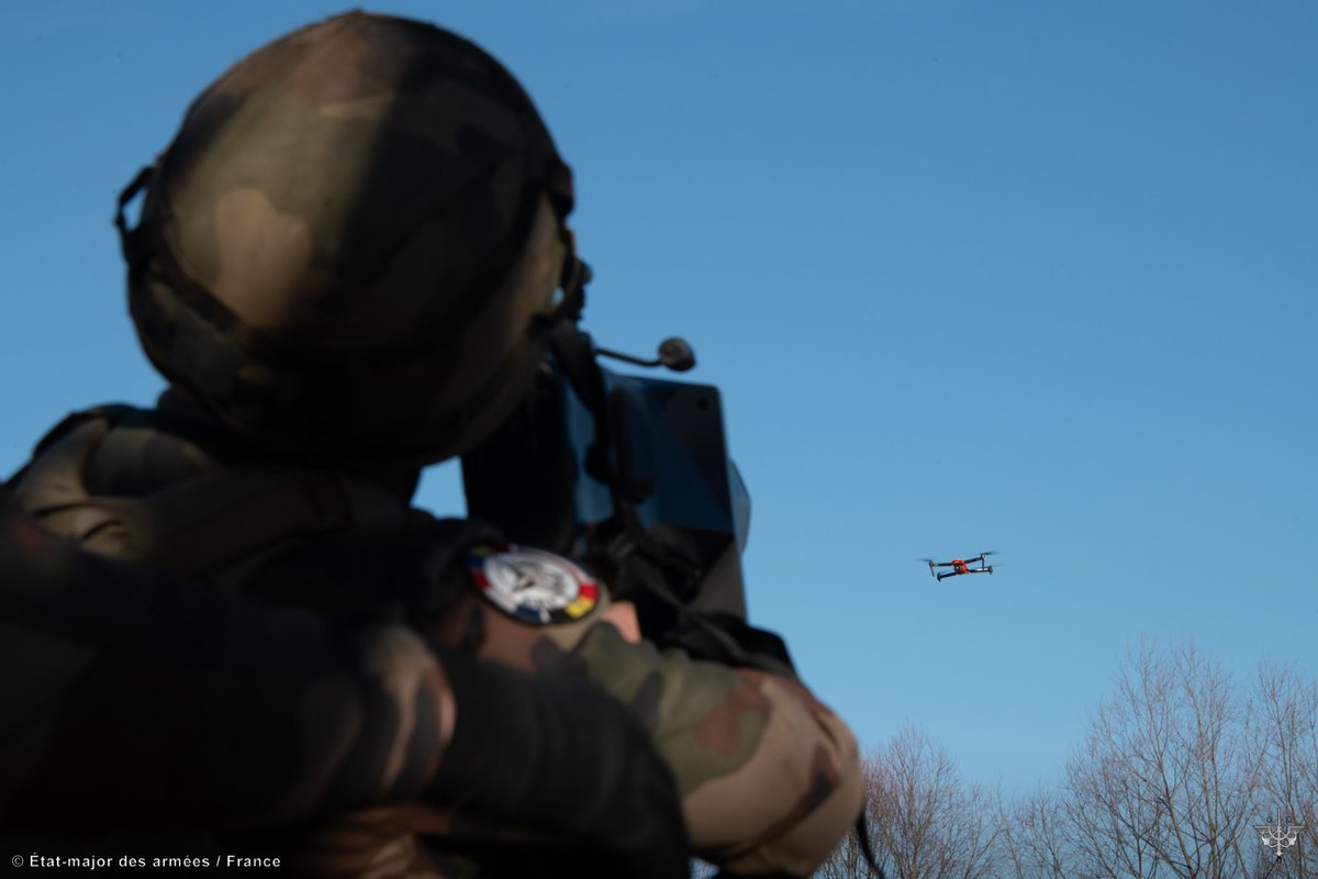JFC_Naples's tweet photo. 🚀 French & Portuguese forces showcase military might! They partnered for ground-breaking anti-aircraft and anti-drone warfare training. 💪🇫🇷🇵🇹 NEROD jamming gun proves its mettle! #NATOStrength #MilitaryInnovation #UnitedDefense @NATO https://t.co/BETyQFuFZ9