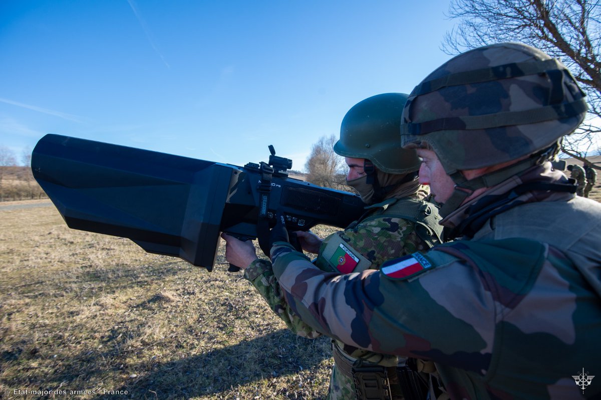 JFC_Naples's tweet photo. 🚀 French & Portuguese forces showcase military might! They partnered for ground-breaking anti-aircraft and anti-drone warfare training. 💪🇫🇷🇵🇹 NEROD jamming gun proves its mettle! #NATOStrength #MilitaryInnovation #UnitedDefense @NATO https://t.co/BETyQFuFZ9