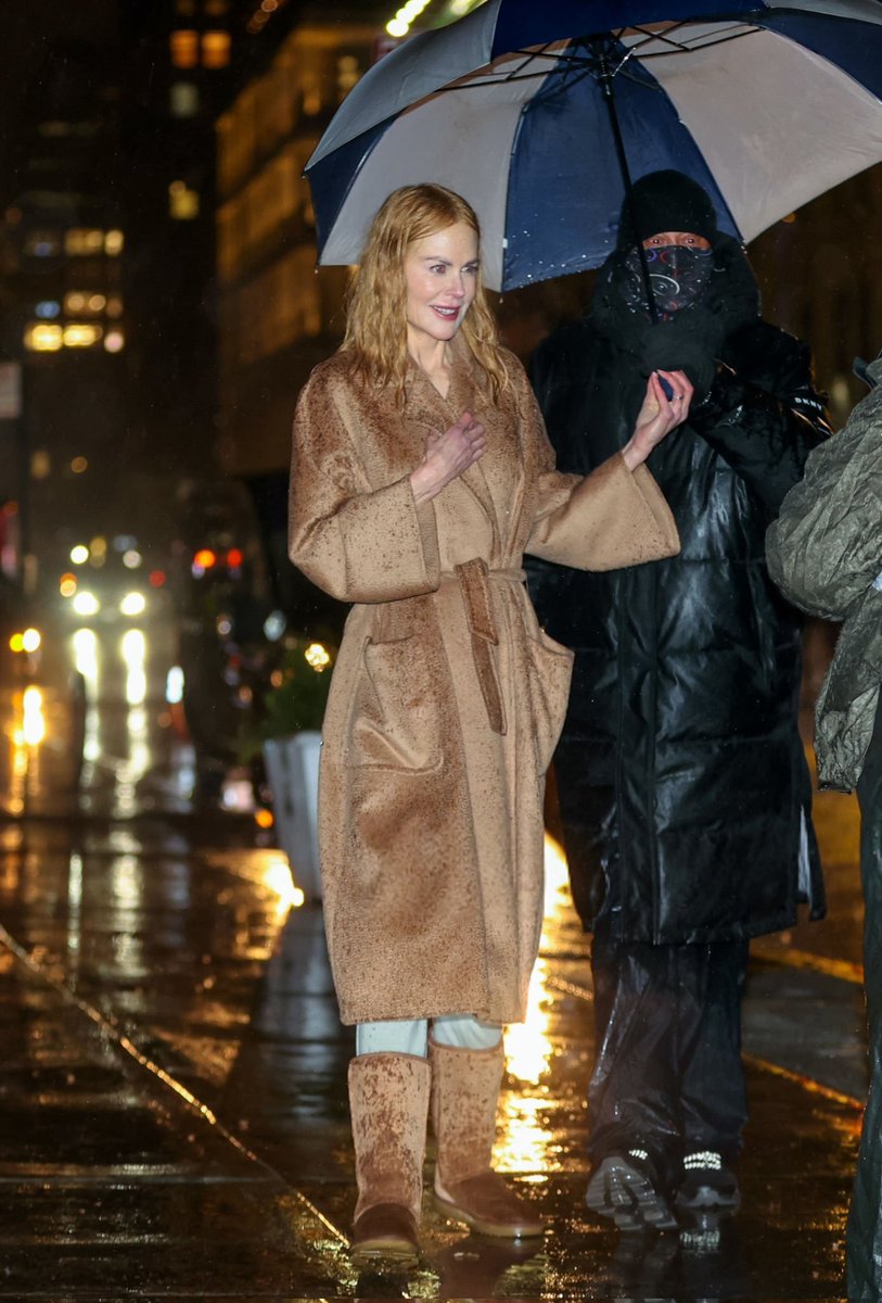 nicole achando lindo ficar na chuva, eita como é animada 🤗