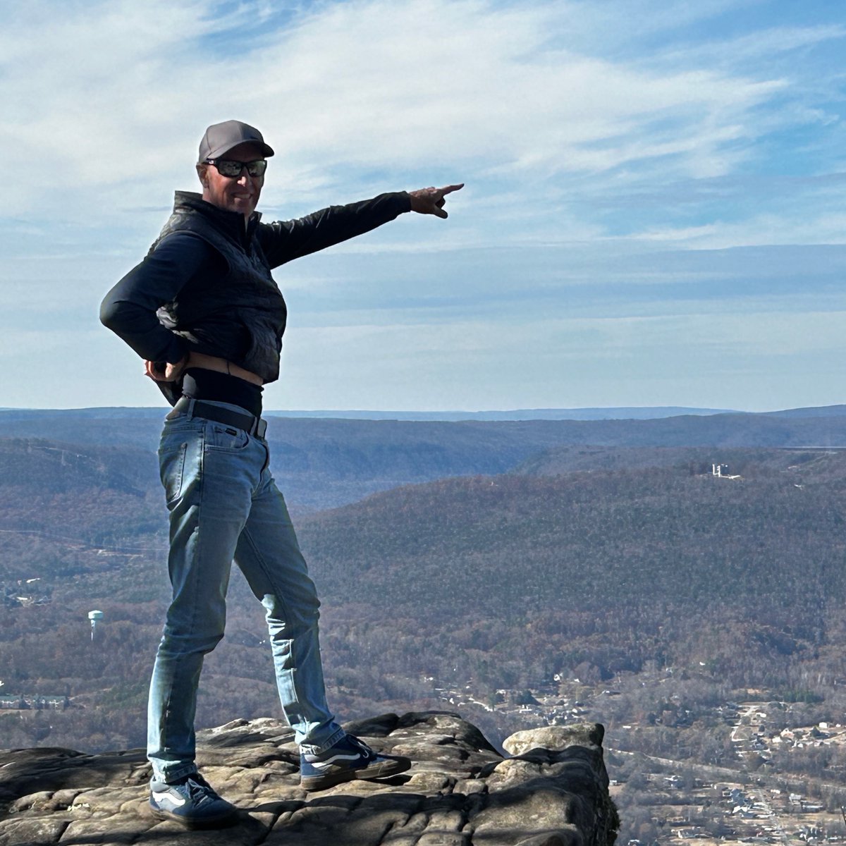 stealthbelt's tweet photo. We're here to tell ostomy-related discomfort to take a hike! 👋 

Check out Eric sporting his black Stealth Belt  🙌 

#ostomy #ostomybag #ostomylife #ostomyawareness #stoma #stomabag #ileostomy #colostomy #urostomy #nocolonstillrollin #activewear #supportbelt https://t.co/l0VqQkruBQ