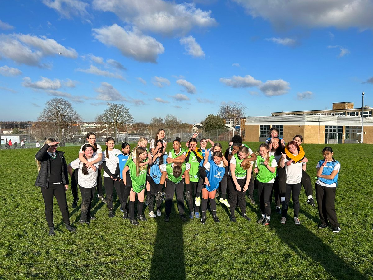 BrisBearsFound's tweet image. Our 🥈 brand new #ProjectRugby school of 2️⃣0️⃣2️⃣4️⃣ saw us spend the day with amazing Year 7⃣, 8⃣ &amp;amp; 🔟 girls at @st_berns 🥶🏉👏 

@ImperialRFC &amp;amp; @sbrugby - give us a shout if you want to support 👇

📧 rhynes@bristolbearsrugby.com