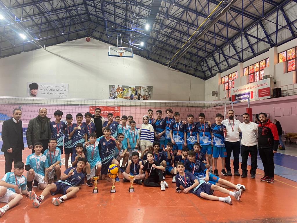 HakkiPinarOkulu's tweet photo. Yıldız Erkekler Voleybol Müsabakalarında okulumuz il 1.olmustur.Desteklerinden dolayı Aşkale Belediye Başkanımız Sayın Dr.Ahmet Yaptırmış 'a İlçe Milli Eğitim Müdürümüz Sayın Kahraman KARALI'ya ,Şube Müdürümüz Sayın Yakup ACAR'a Antrenörümüz Sayın Mehmet KIRIK'a teşekkür ederiz. https://t.co/syh15bn9Wp